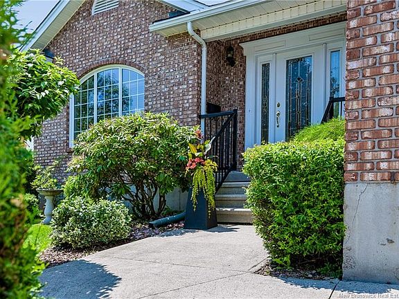 4th image of 305 Douglas Ave