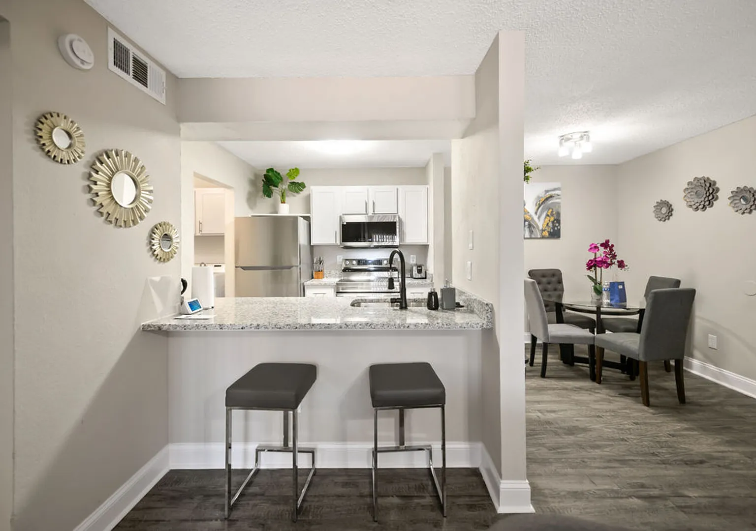 I015 World Cup Stay - 18 min to AT&T - Sleeps 4 - Public Transit — Photo 4