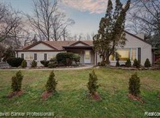 4510 W Maple Rd, Bloomfield Hills, MI 48301