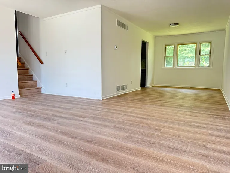 148 W Edinburgh Dr — Photo 2