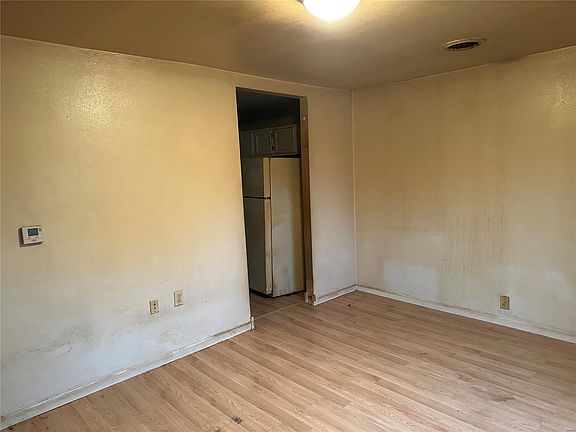 4th image of 825 N High St
