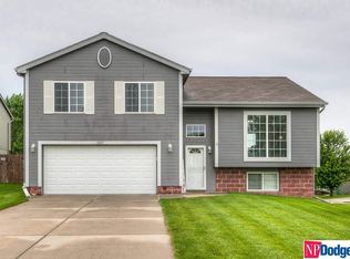16837 Grand Cir, Omaha, NE 68116