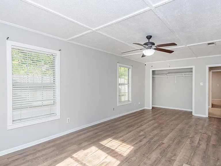 2523 S Broadway St — Photo 7