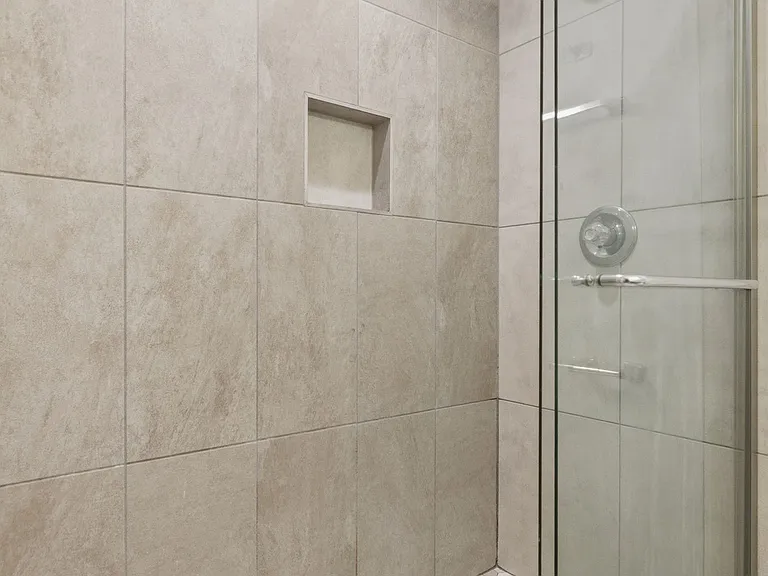 408 Elgin St #B — Photo 11