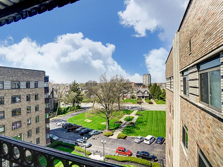 610-ROYAL YORK APARTMENTS, LLC — Photo 1