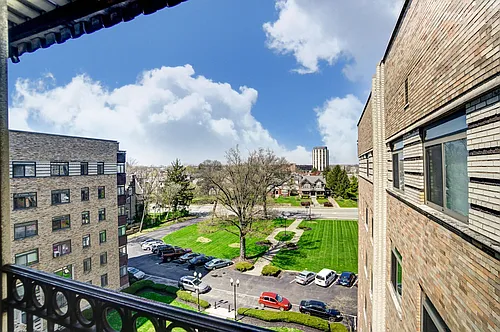 610-ROYAL YORK APARTMENTS, LLC Photo 1