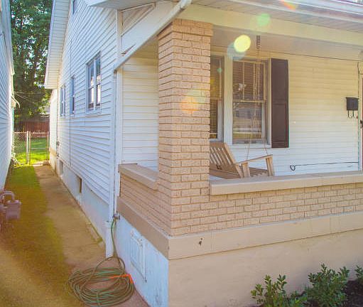 4th image of 958 Charles St