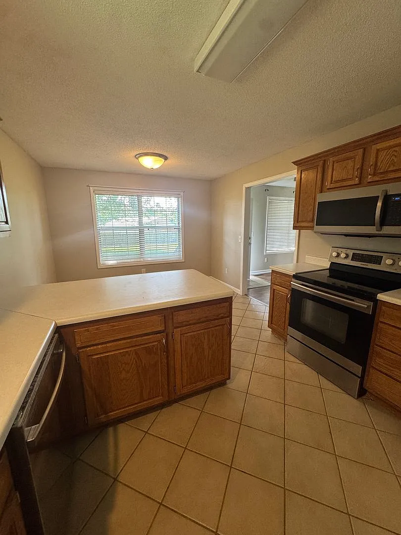 3 Bedroom Home Strafford, Missouri — Photo 3