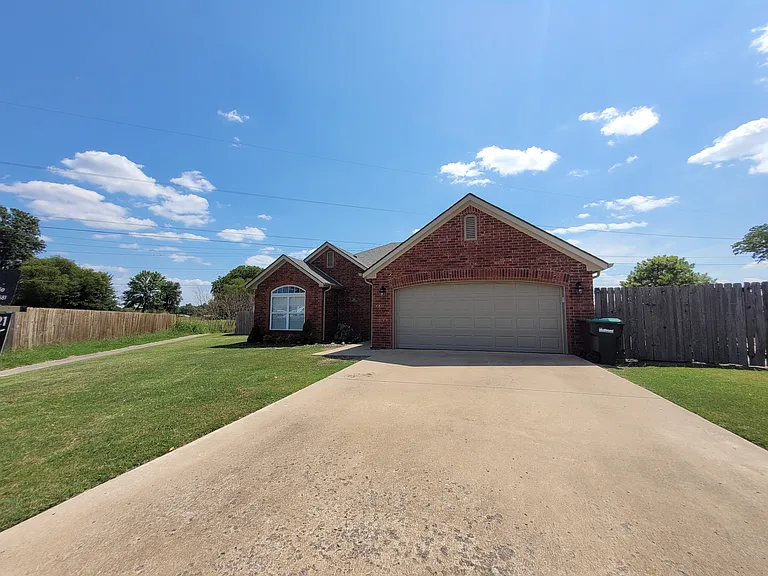 4042 Rosewood Pl — Photo 2