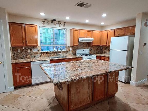 3rd image of 4921 Broadwater Dr