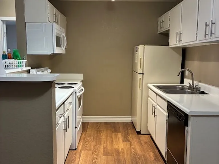 Mandalay Bay Apartments — Photo 42