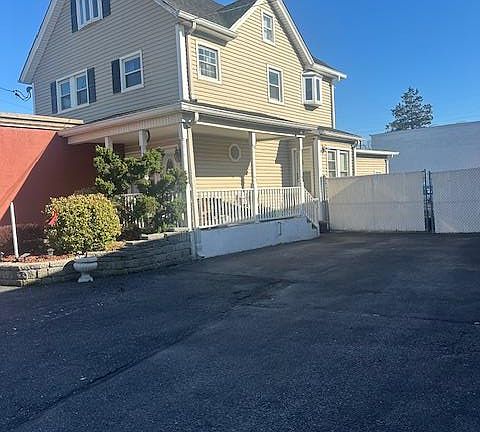 2nd image of 100 Merrick Rd
