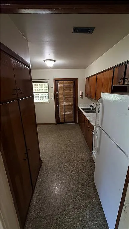 2 bed, 1.0 bath, 949 sqft, $1,350 — Photo 2
