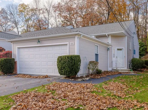 32 Hunters Run, North Providence, RI 02904