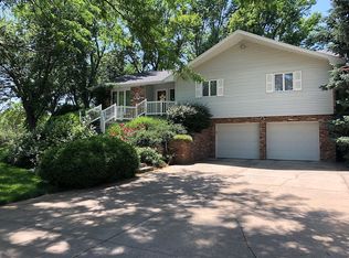 1020 S Deerwood Dr, North Platte, NE 69101