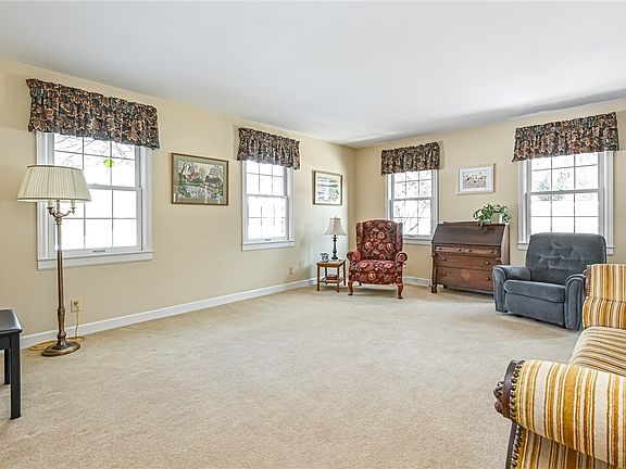 4th image of 656 Bairdford Rd W