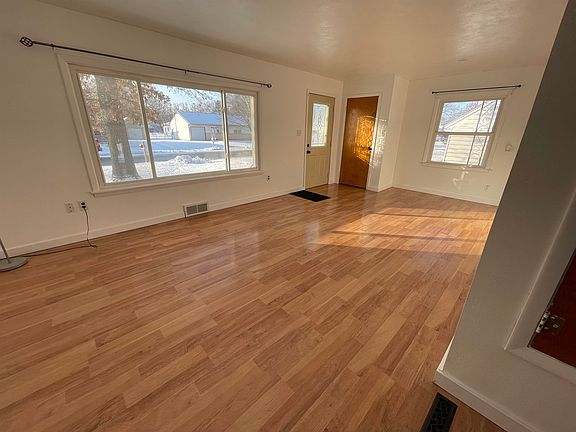 4th image of 704 Sycamore Ln
