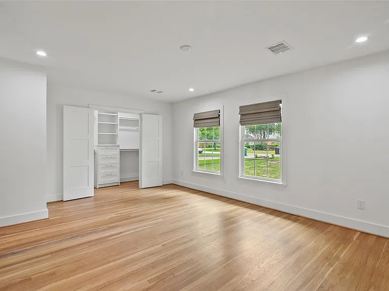312 W 31st St — Photo 11