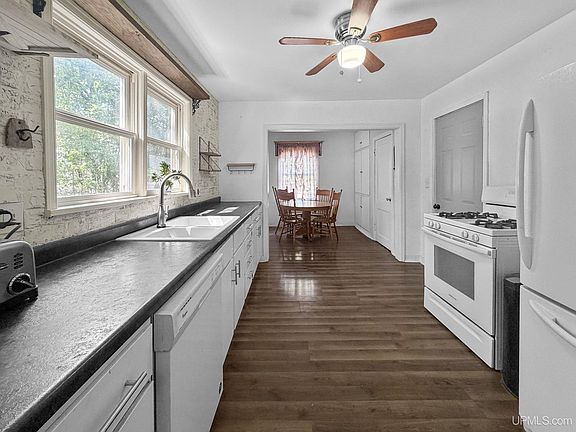 3rd image of 810 W Genesee St