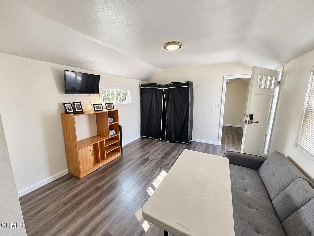 2 bed, 1.0 bath, 900 sqft, $2,100 — Photo 2