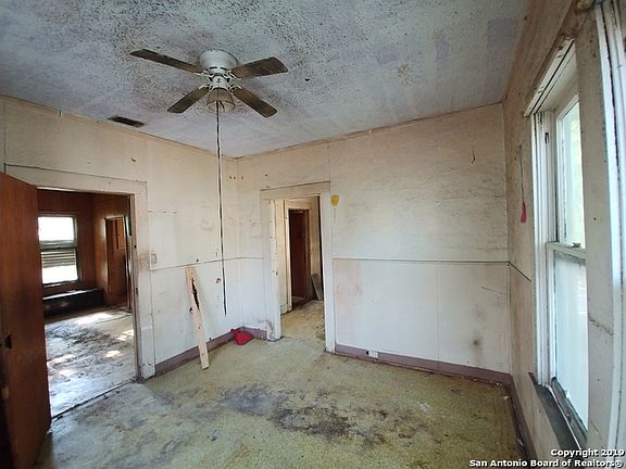 4th image of 2707 E Houston St