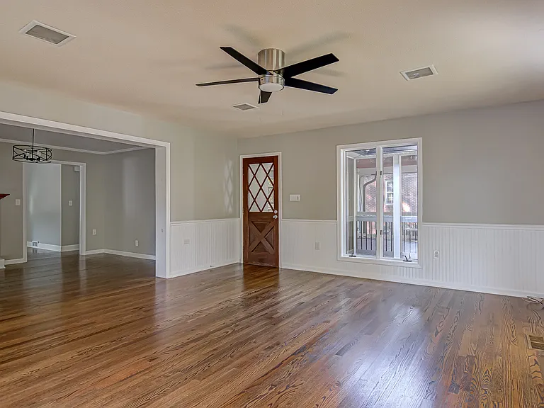 Family room - Door to screened porch