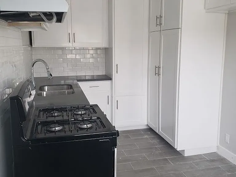 2700 Clarendon — Photo 9