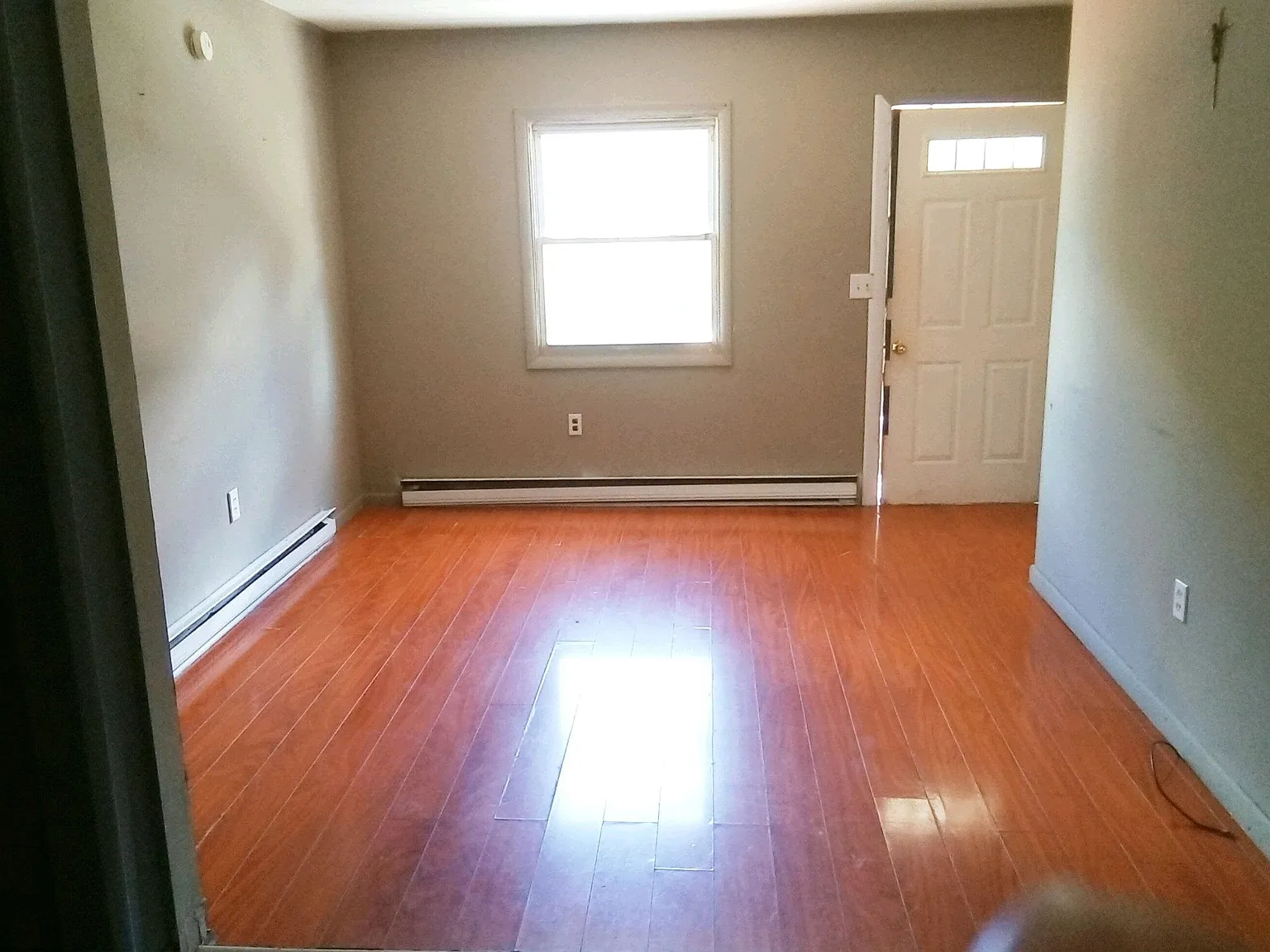 1 bed, 900 sqft, $899 — Photo 2