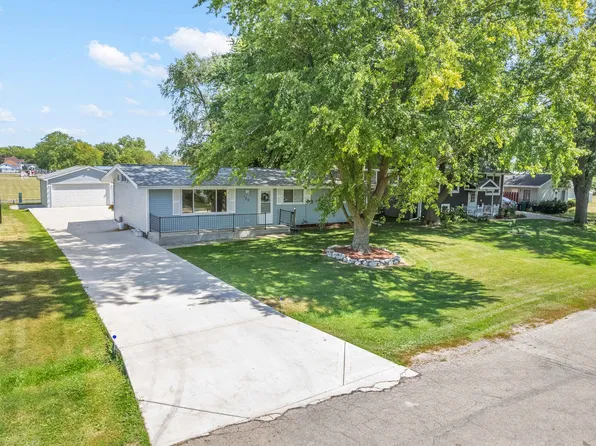 165 Magnuson Ln, Somonauk, IL 60552