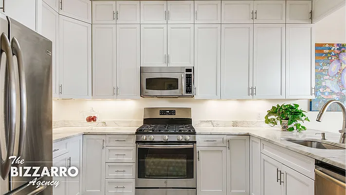 Sold by Bizzarro Agency | media 7