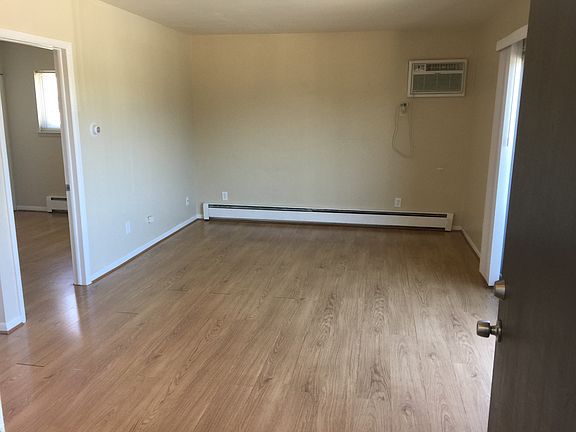 2nd image of 417 6th St APT 6