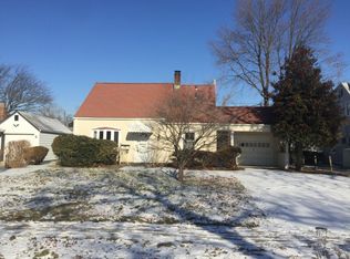 7 Peachtree Ln, Levittown, NY 11756