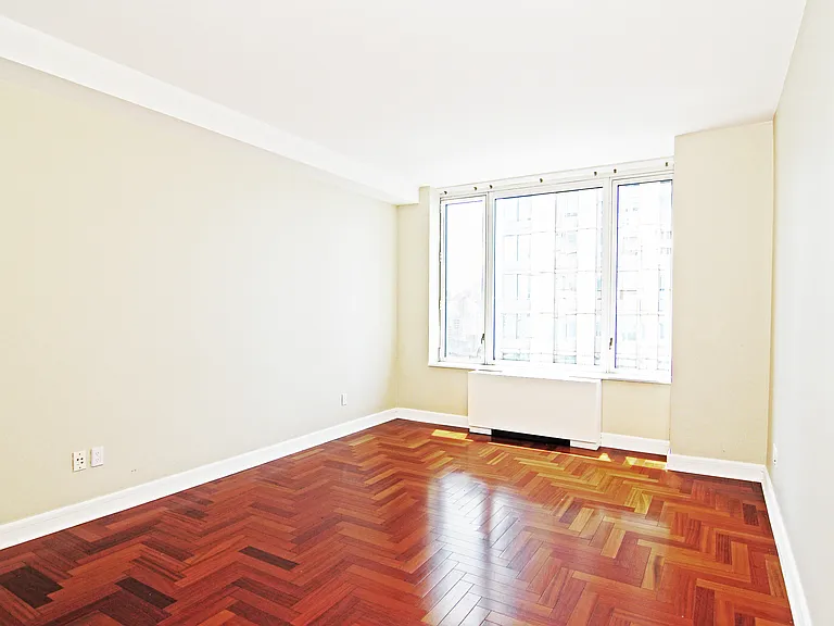 220 Riverside Blvd #27F — Photo 11