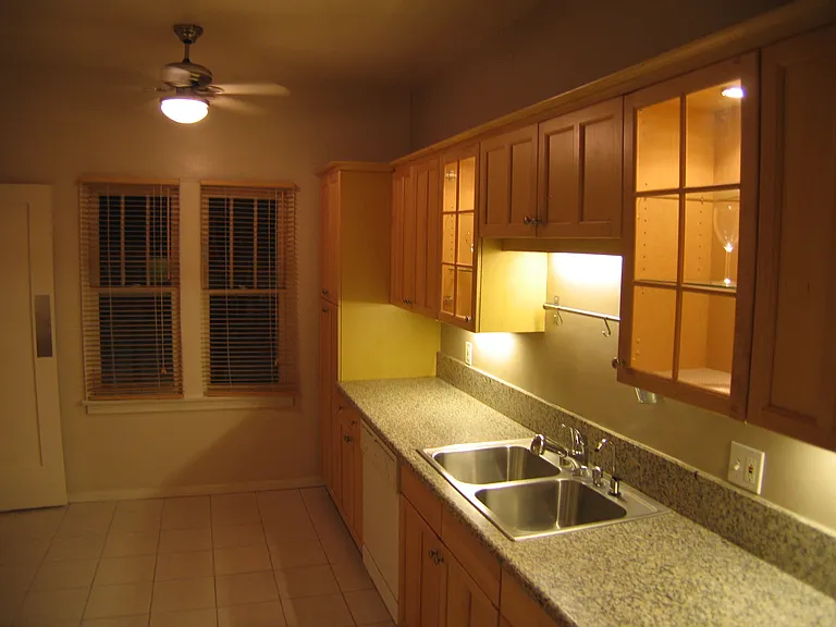 200 Kitchen and lighting.