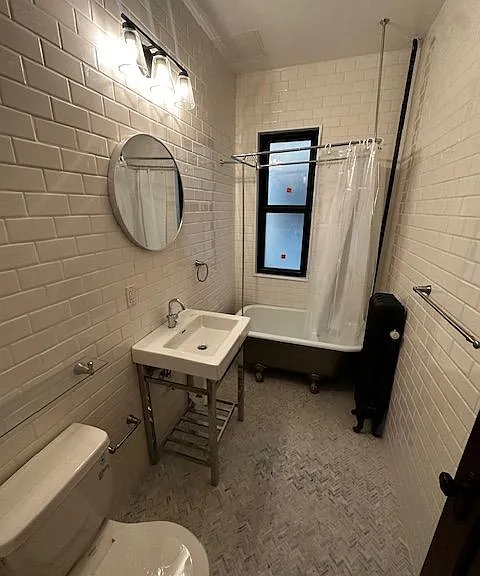West Franklin Avenue Apartments — Photo 11