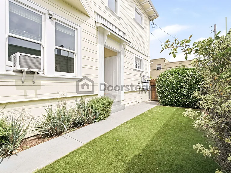 659 43rd St — Photo 6