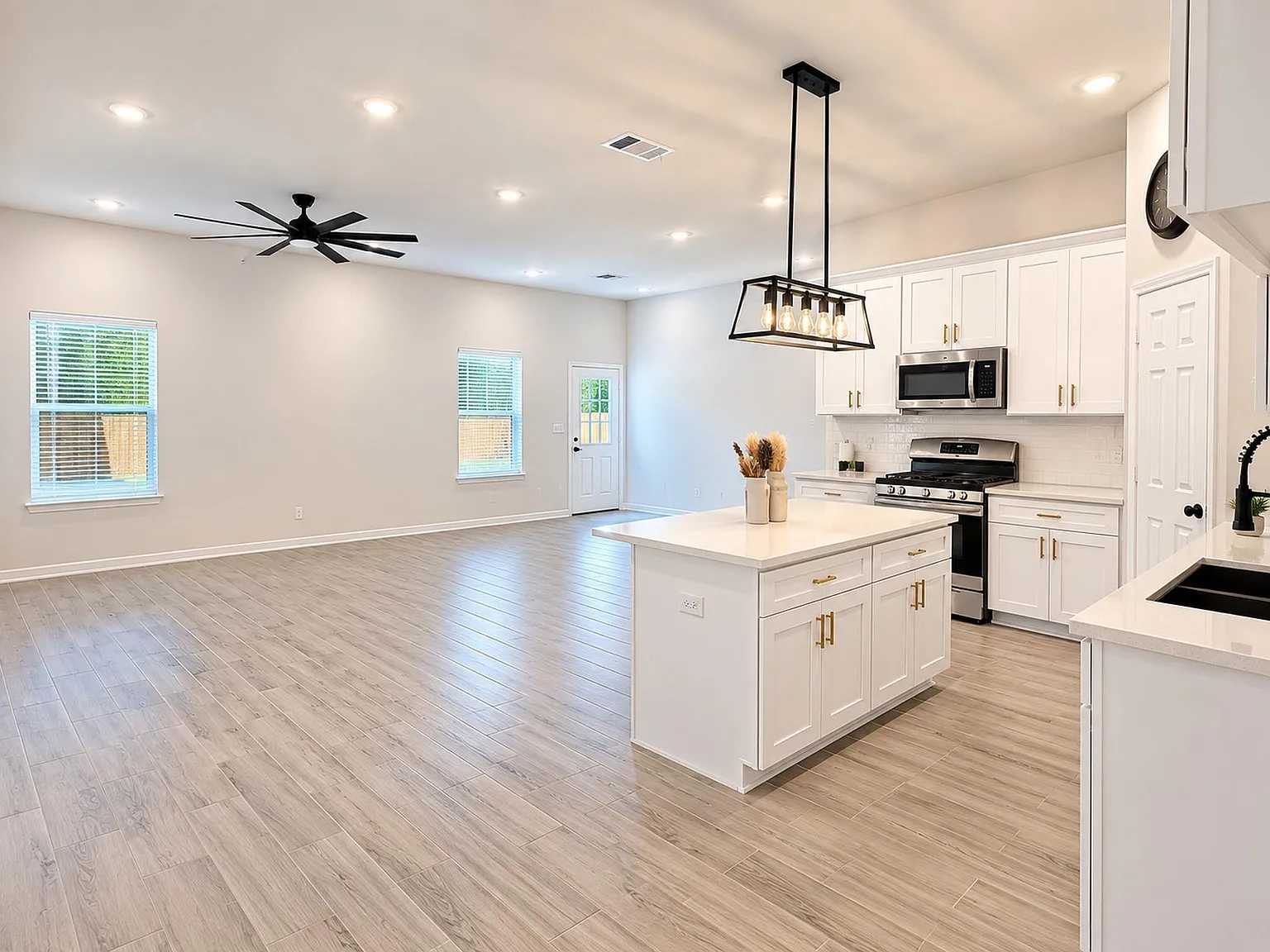 3 bed, 2.5 bath, 1826 sqft, $2,150 — Photo 3