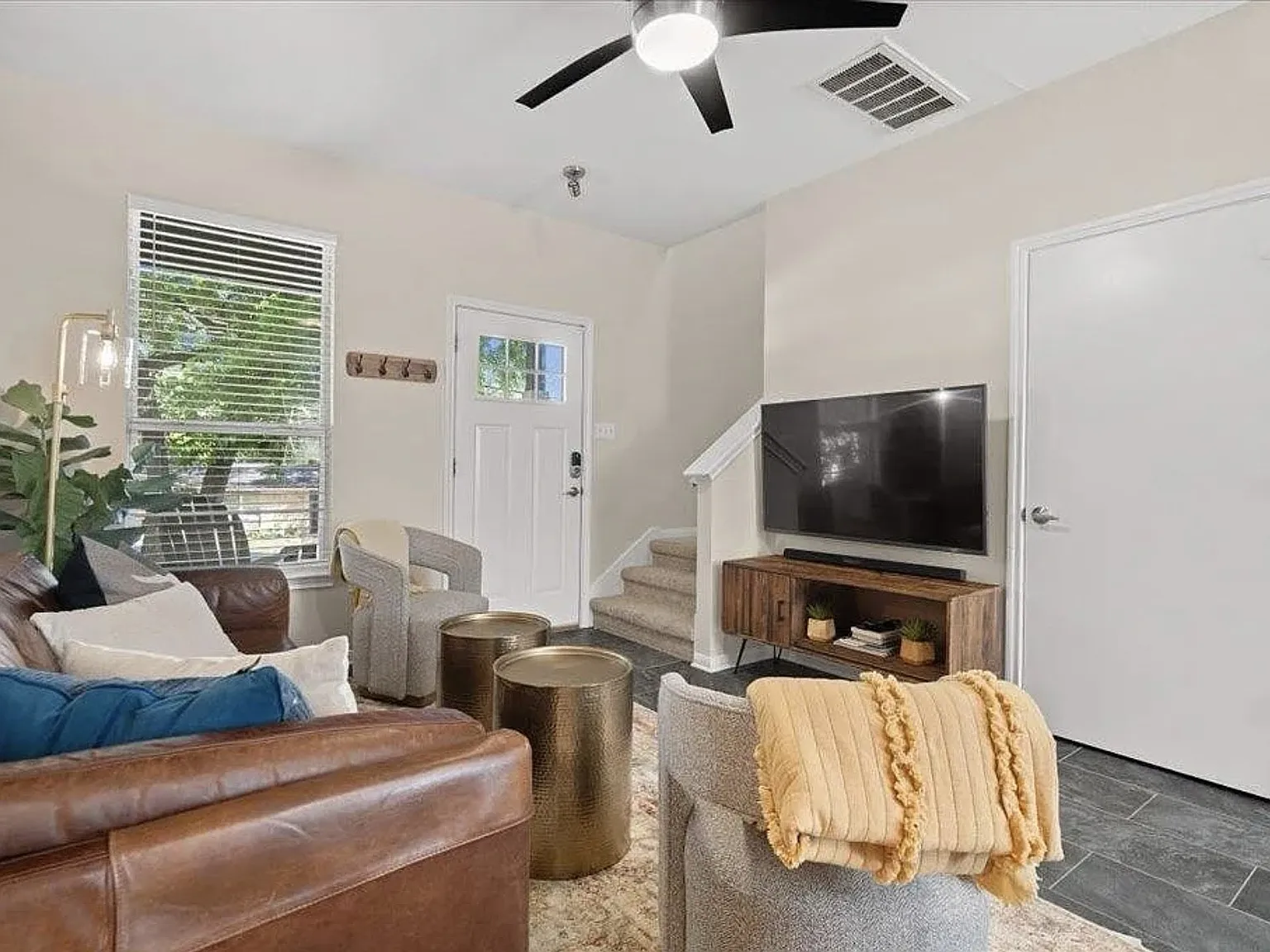 4806 Mendoza Dr — Photo 3