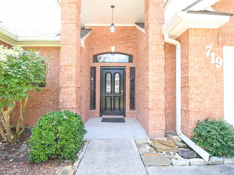 719 Oak Hollow Dr — Photo 3