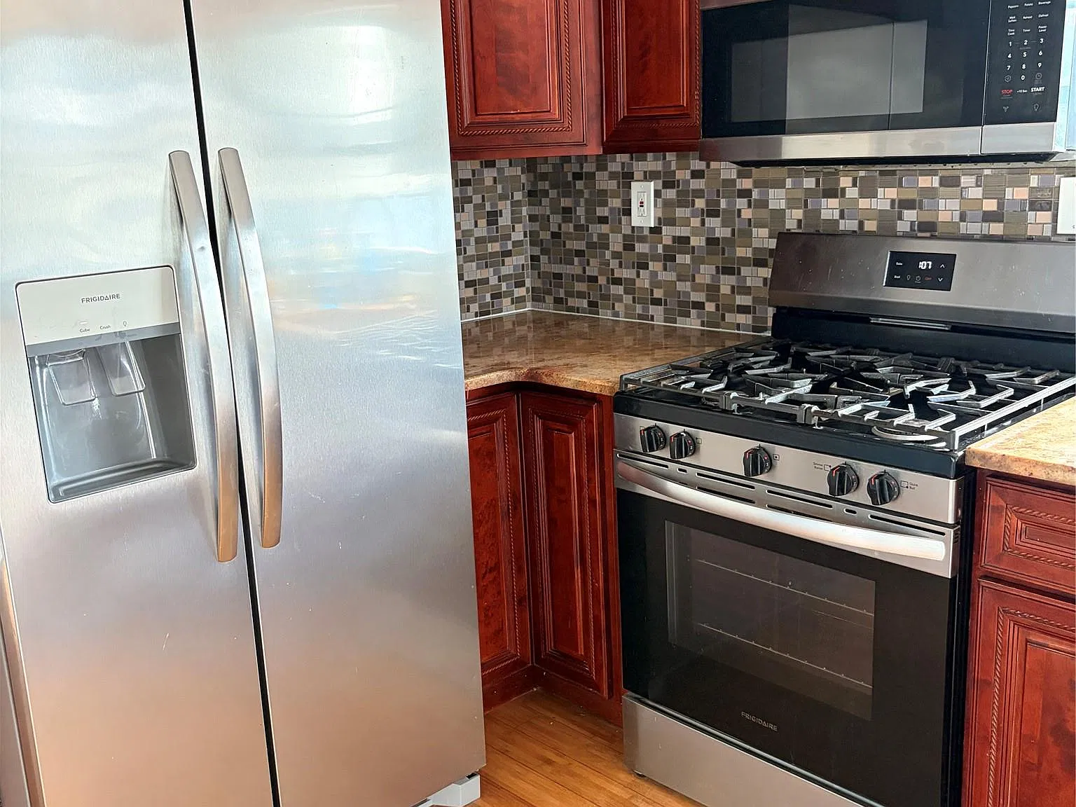 3 bed, 1.0 bath, 950 sqft, $3,422 — Photo 4
