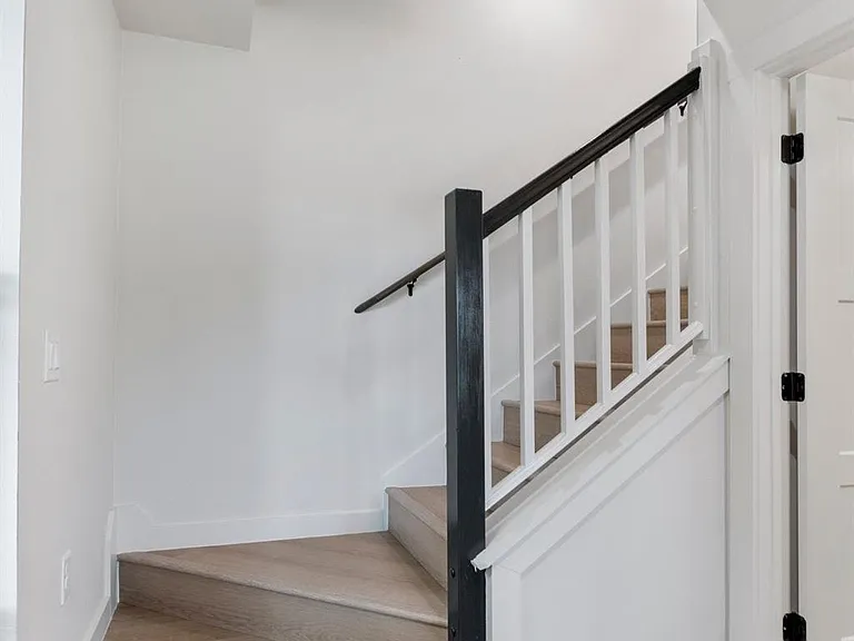 515 E 39th St #2 — Photo 8