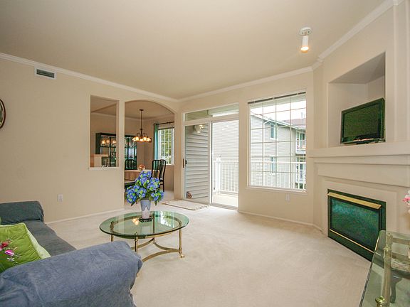 2nd image of 25235 SE Klahanie Blvd APT D202
