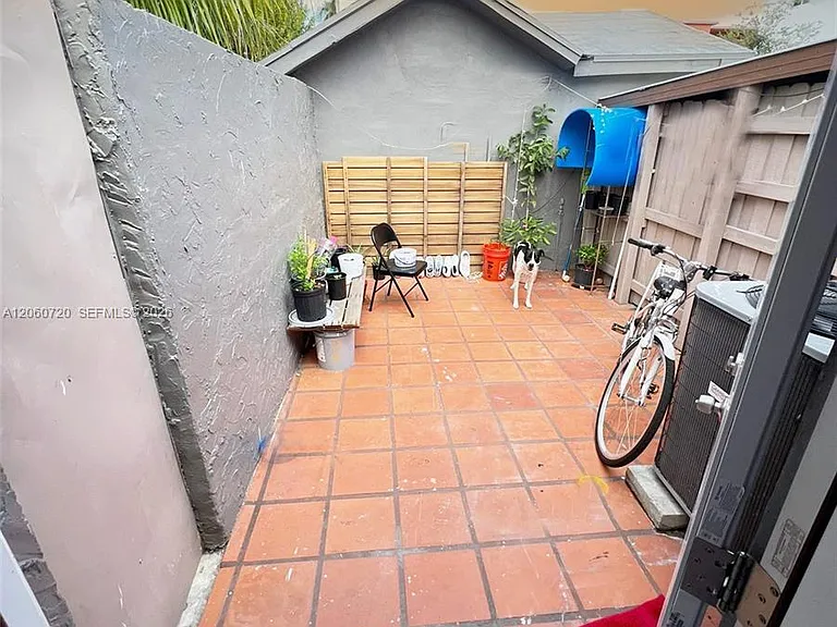 320 SW 4th Ave #B — Photo 9