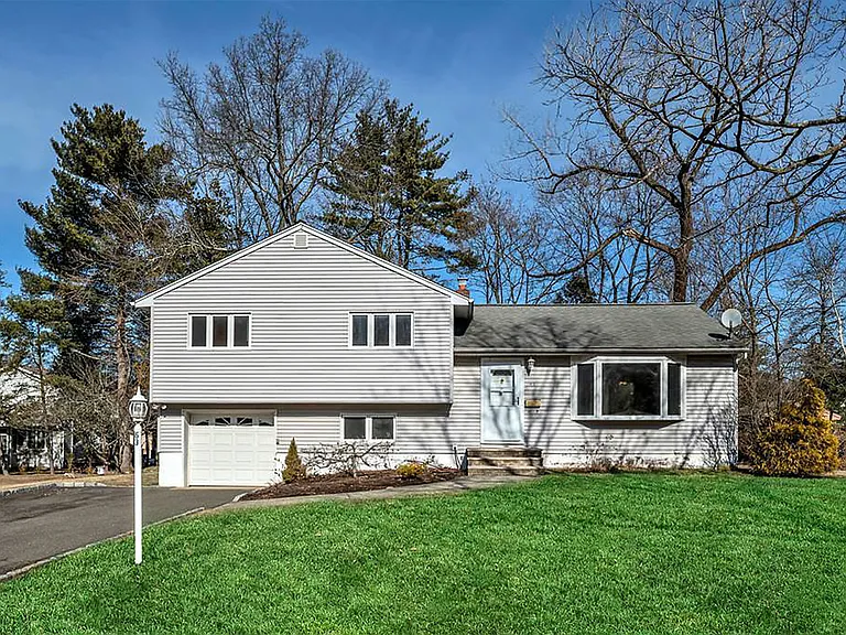 63 Susan Dr — Photo 1