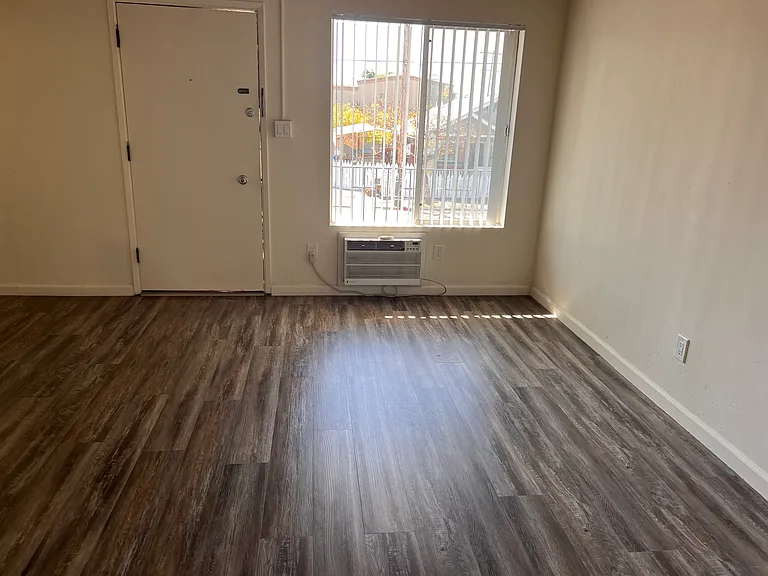 1210 W Lewis St #6 — Photo 3