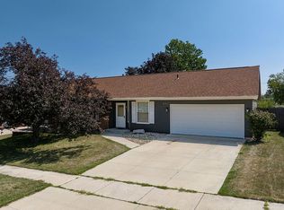 221 Stone Hedge Dr NW, Cedar Rapids, IA 52405