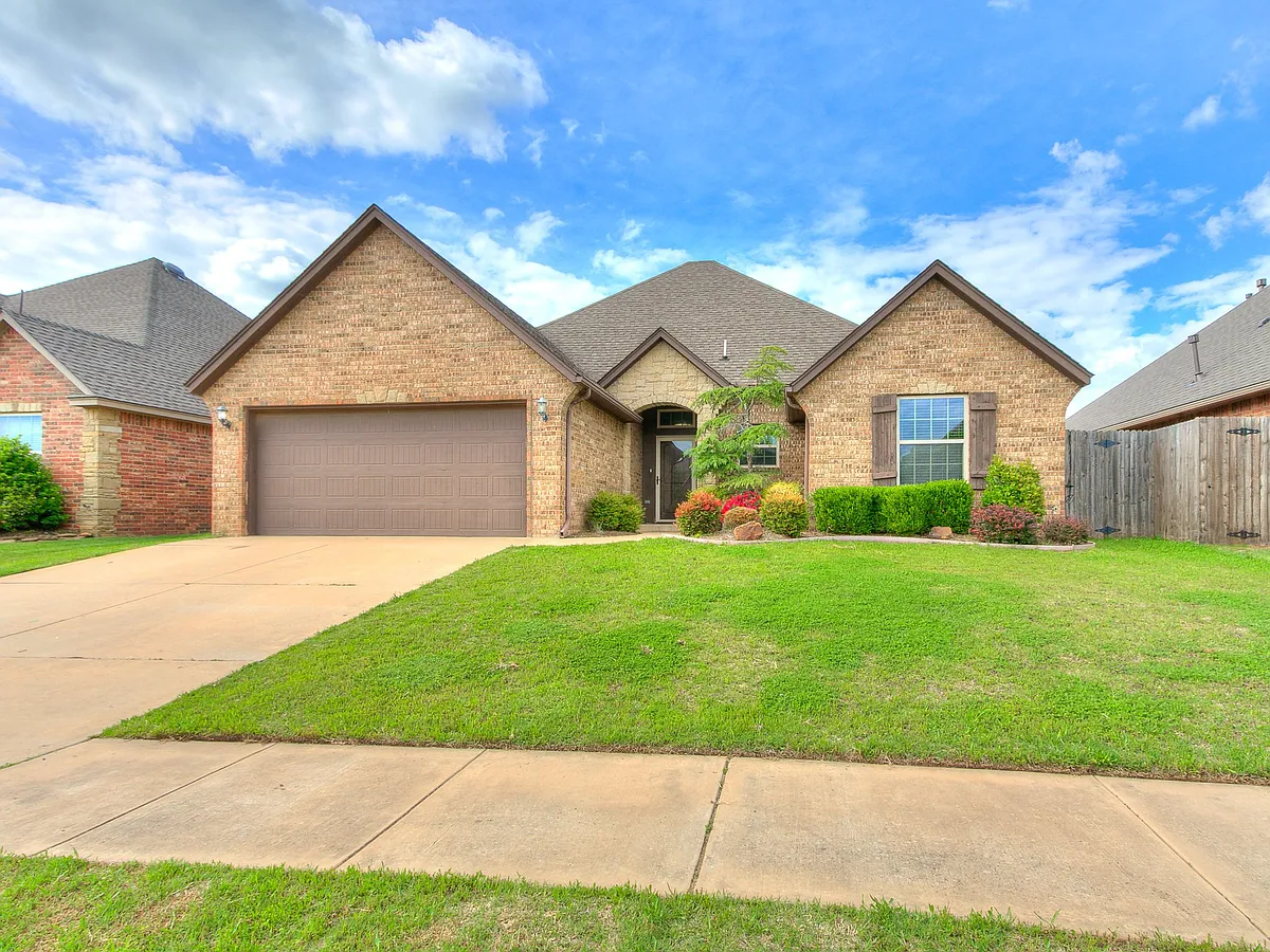Building Photo - 4909 SW 120th Ter