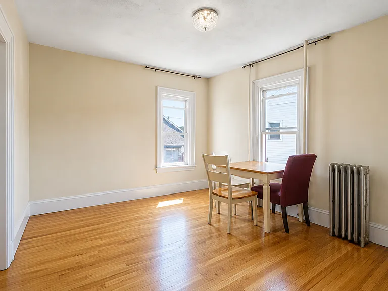 27 Franklin Ave — Photo 4