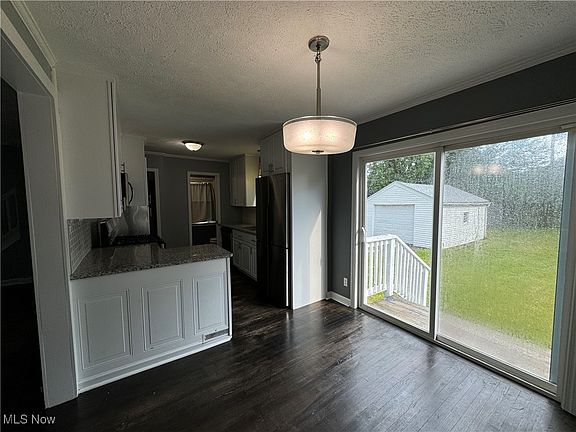 5th image of 218 Johnson Ave
