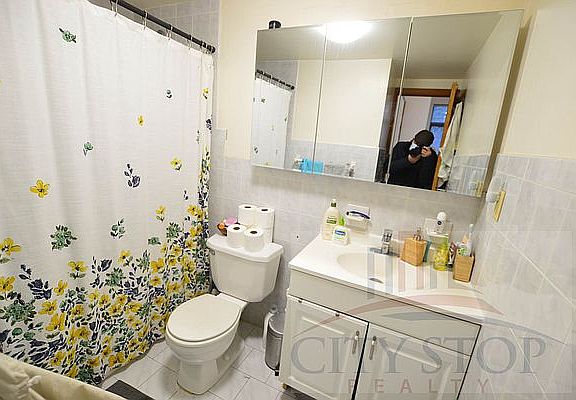 5th image of 107 W 74th St APT 2R